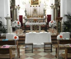 Fiori bianchi e arancioni per la cerimonia di nozze