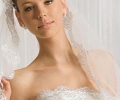 Vestito da sposa con velo ricamato