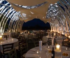 La volta in acciaio per il ricevimento di nozze en plain air