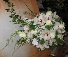 Bouquet da sposa cascante con orchidee