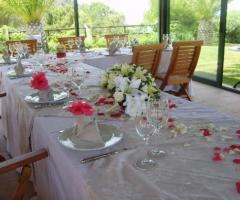 Addobbi per il ricevimento di nozze all\'aperto