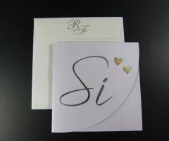 Art. 1068

Carta: perlata lilla
Busta: perlata crema
"SI" instampa a caldo glitter

A richiesta iniziali a caldo e a secco