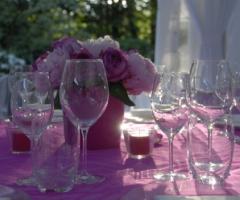 Tavolo allestito per matrimonio al tramonto