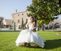 Sposi nel parco della villa