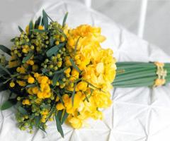 Bouquet con gambo lungo di fiorellini gialli