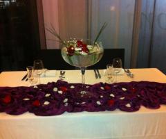 Donì Banqueting & Catering - Allestimento del tavolo del buffet con centrotavola in vetro