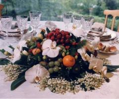 Centrotavola di fiori e frutta per i tavoli alle nozze