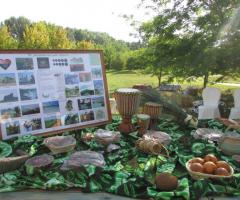 Il tableau circondato da prelibate pietanze