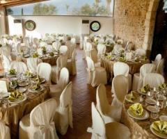 Sala ricevimenti con mise en place per matrimonio