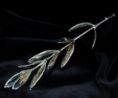 Emblema di pace, l'ulivo in questa sua versione argentata trasmette un messaggio di concordia fra chi festeggia e gli invitati.- T.g.t. snc