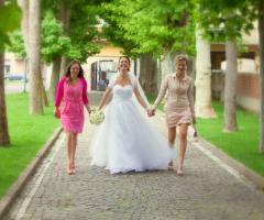 Arriva la sposa con le testimoni - Paola Montiglio Photography