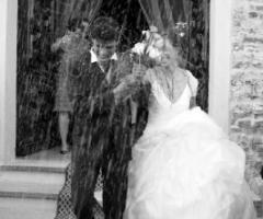 Scatto fotografico degli sposi all'uscita dalla chiesa