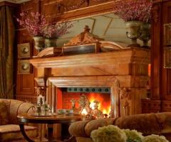 Camino nella lobby della location di nozze