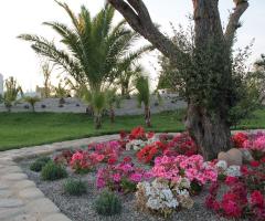 Giardino con fiori della location di matrimonio