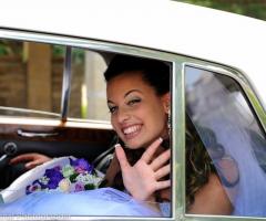 Foto della sposa che saluta dalla macchina