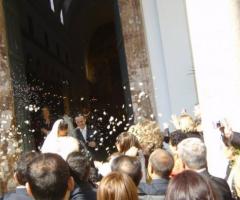 Sposi all\'usciita della chiesa