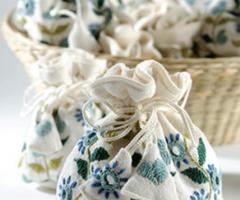Sacchetti realizzati con materiali naturali per i confetti di nozze
