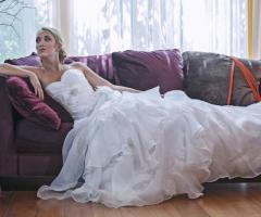 Abito da sposa con lungo velo ricamato