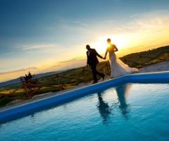 Fotografia degli sposi a bordo piscina