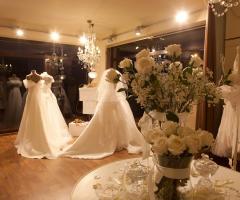 Gli abiti esposti nell'Atelier Sposami di Piacenza