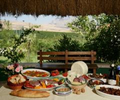 Dettagli di un tavolo con prodotti locali freschissimi