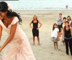 Lancio del bouquet durante il ricevimento di matrimonio in spiaggia