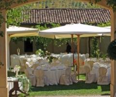 Addobbo dei tavoli per il ricevimento di matrimonio