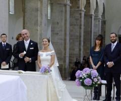 Foto degli sposi sull\'altare