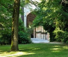 Scorcio del porticato dal giardino