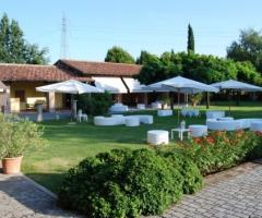 Allestimento moderno del giardino durante matrimonio