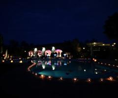 Piscina illuminata per un matrimonio serale