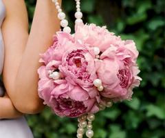 Bouquet da polso con perle di peonie rosa