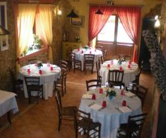 Allestimento sala di Donna Maria, agriturismo a Portopalo di Capo Passero (Siracusa)