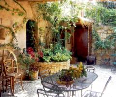 Piazzale esterno dallo stile rustico presso l'agriturismo per ricevimento di matrimonio Guarnera