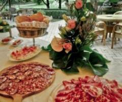 Prelibati salumi serviti come antipasto per il ricevimento di matrimonio