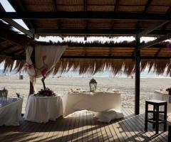 Allestimento di un matrimonio in spiaggia curato da Alfonso Muzzi Ricevimenti