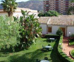 Il giardino curato e gli alberi