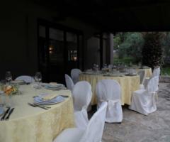 Il porticato del cortile con i tavoli apparecchiati