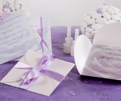 Partecipazioni con nastro lilla per il matrimonio