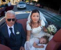 La sposa arriva all'altare con la figlia e il papà