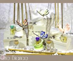 Oro Bianco Bomboniere - Farfalla con foglia a spirale blu, cipria e rossa