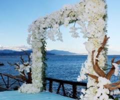 Allestimento floreale per il matrimonio in riva al mare