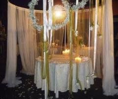 Allestimento del tavolo degli sposi