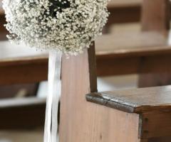 Addobbi floreali per i banchi della chiesa