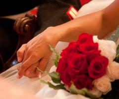 Il bouquet della sposa di rose bianche e rosse