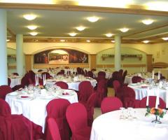 MIse en place rossa per il matrimonio