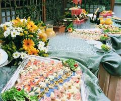 Buffet di matrimonio servito in giardino