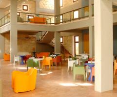 Una sala interna del Cave Bianche Hotel