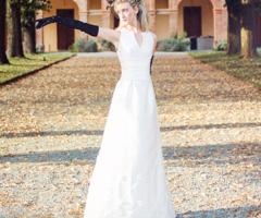 Abito da sposa dalla linea ad A e guanti neri