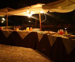 Buffet all'aperto presso il Calajò Resort Agriturismo